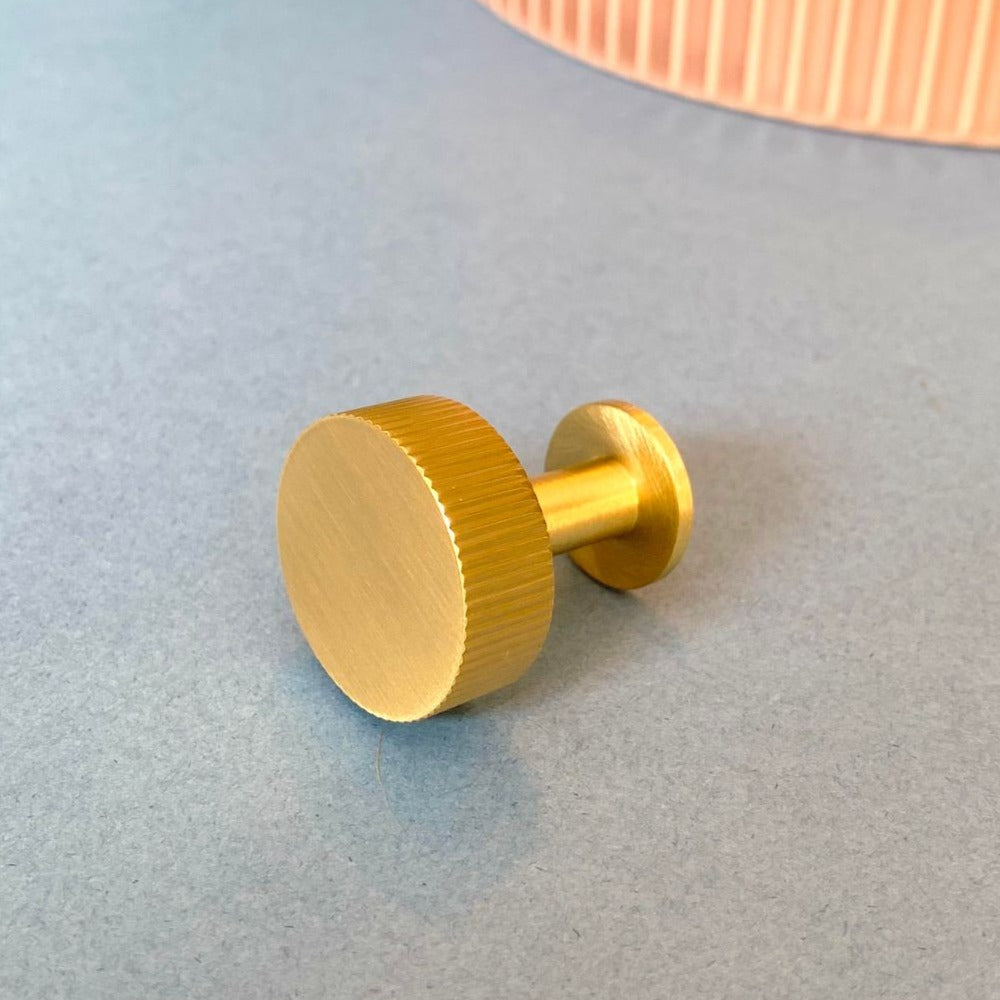 BARLOW: Vertical Stripe Round Pull