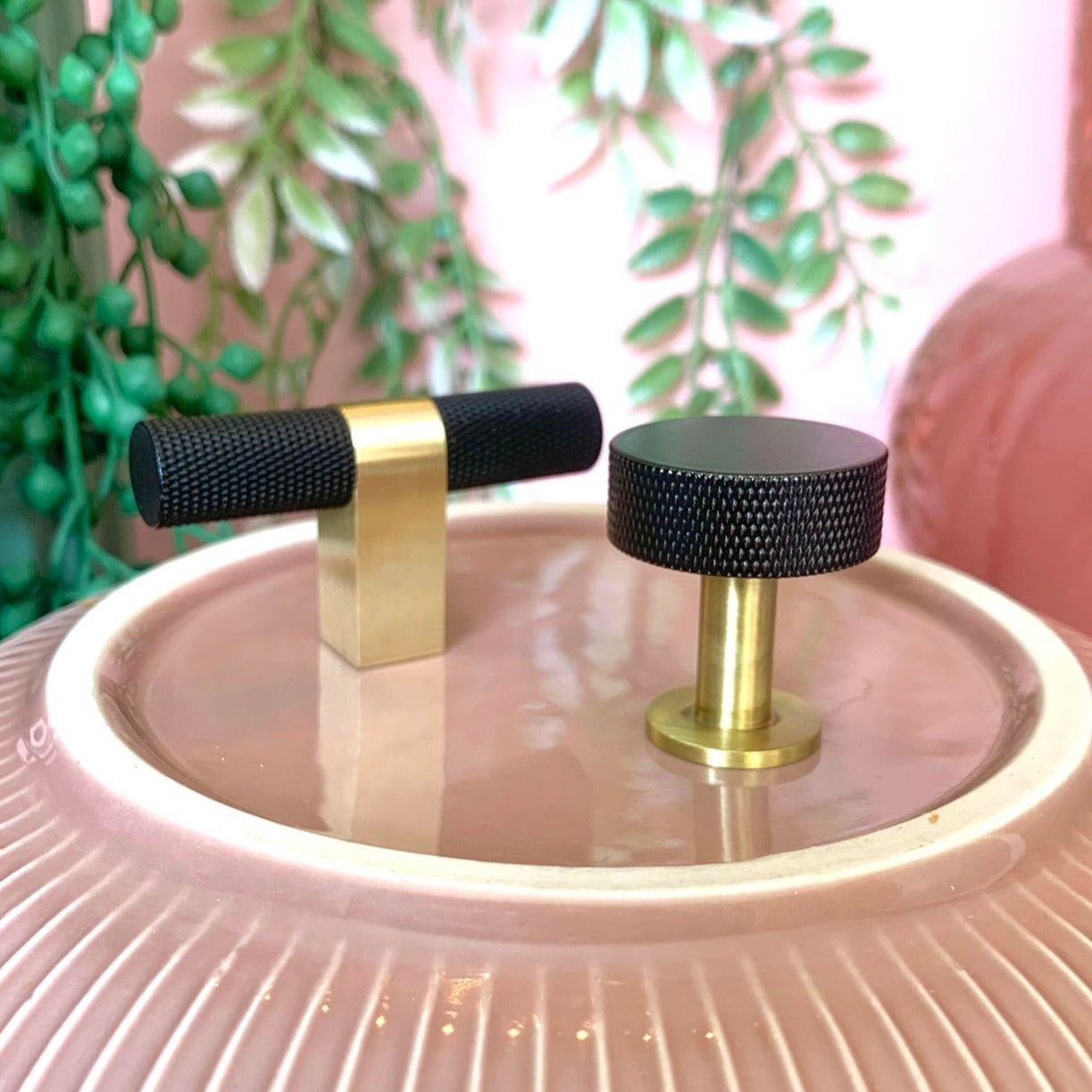 CALVER Brass Knurled Black Round Pull