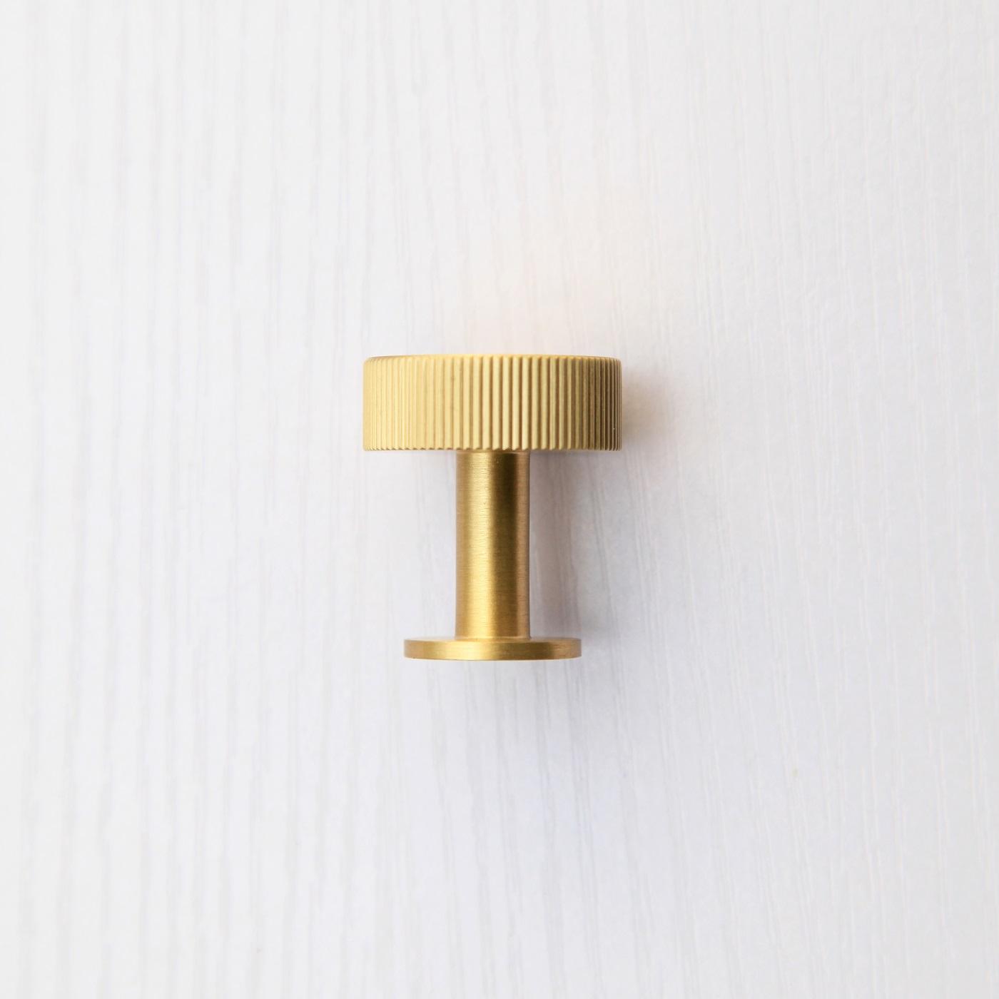 BARLOW: Vertical Stripe Round Pull